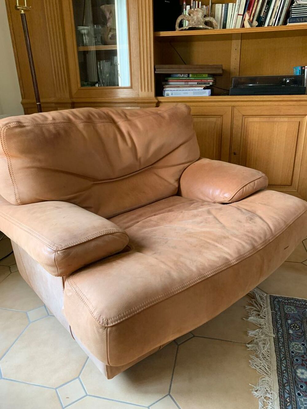 fauteuil nubuck 
L110 cm
P 96 cm
H 85 cm Meubles
