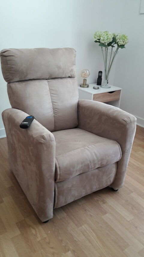 Fauteuil relax avec releveur très grand confort.
450 Chameyrat (19)