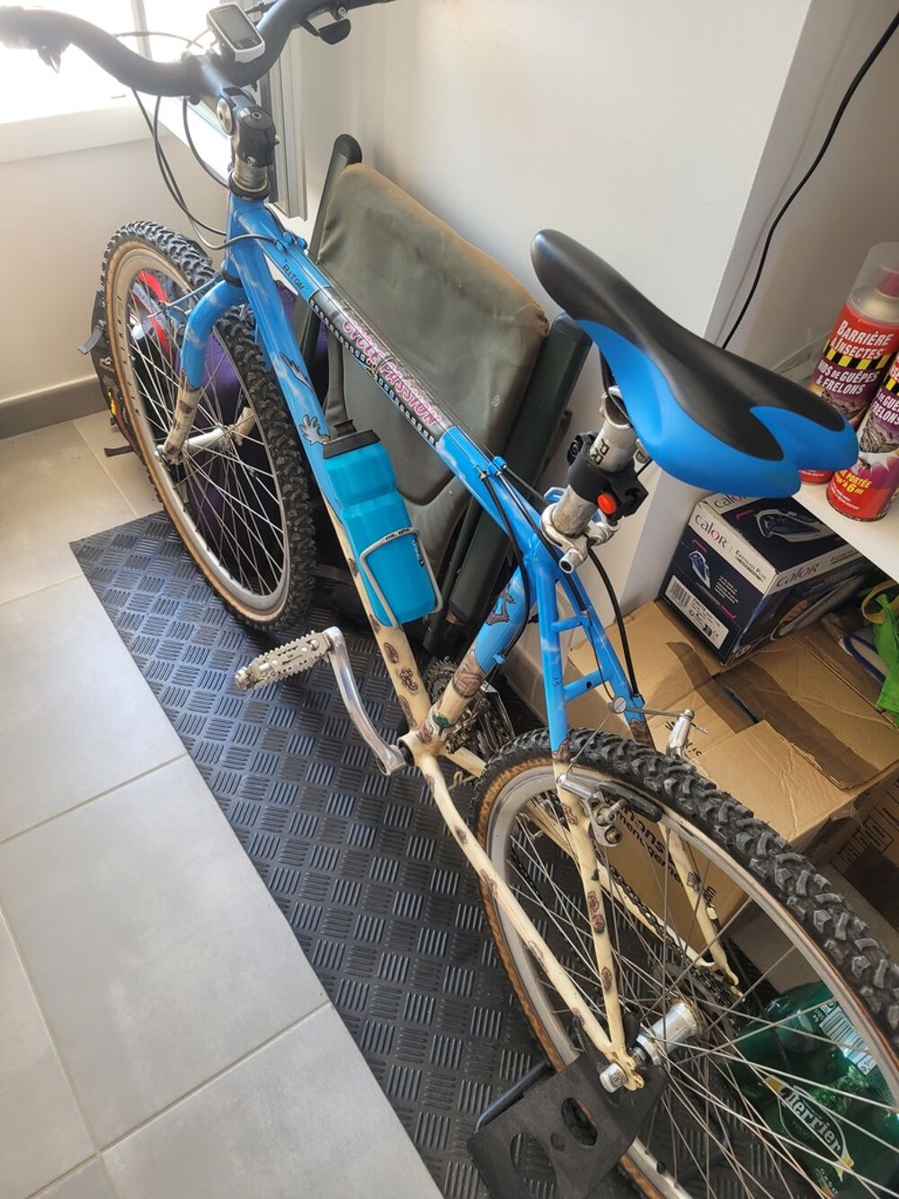 V&eacute;lo VTT bleu beige Vélos
