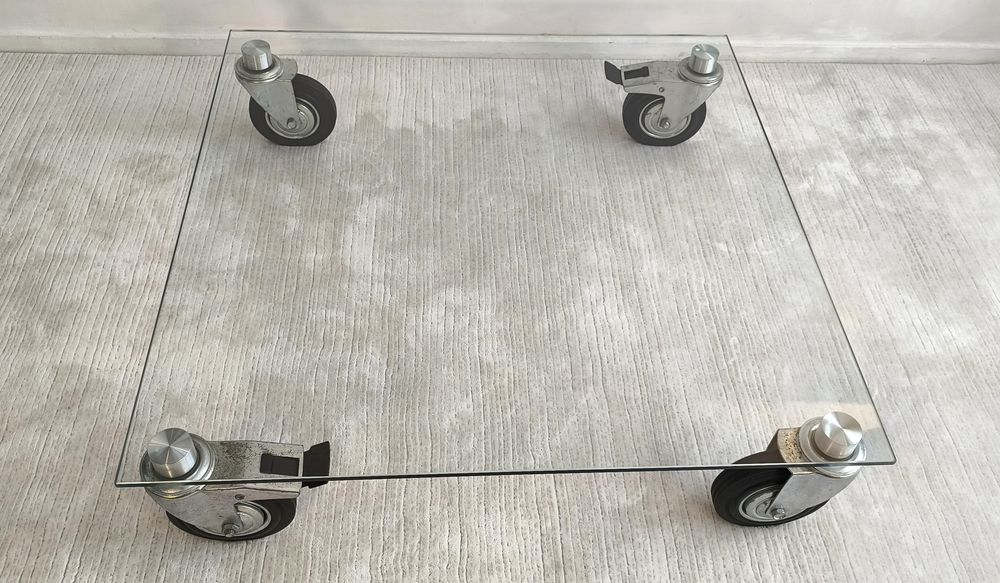 Belle table basse design en verre &agrave; roulettes Meubles
