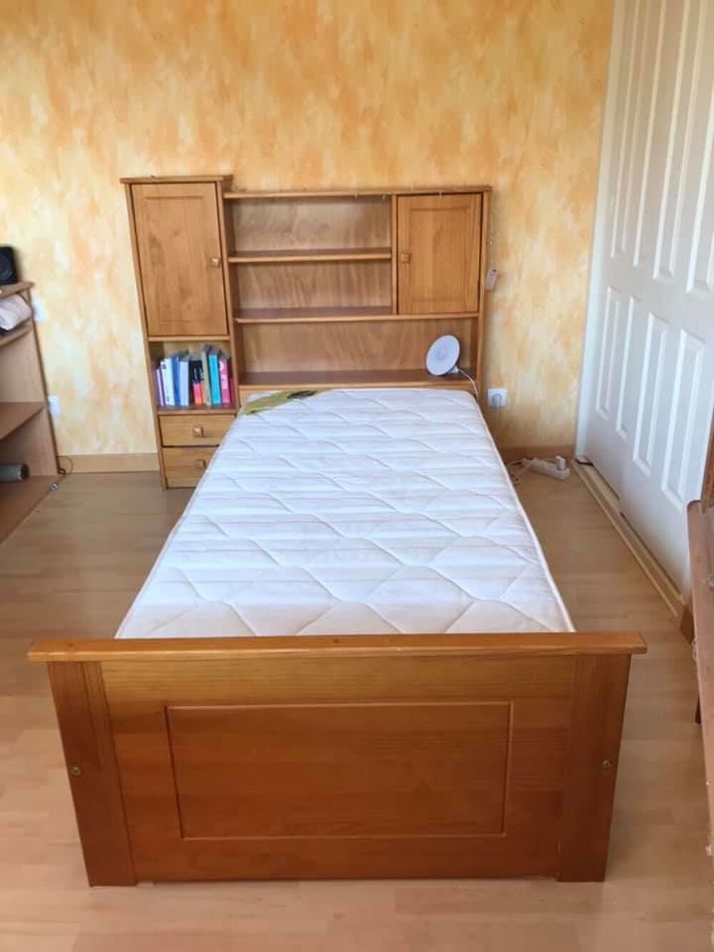  lit tr&egrave;s bon &eacute;tat avec rangements int&eacute;gr&eacute;s et matelas Meubles