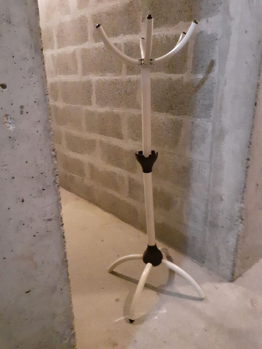 PORTE MANTEAUX ROBUSTE EN TUBES METAL THERMOLAQUES Vêtements