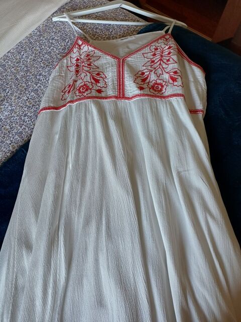 Robe longue blanche broderies rouge sur le haut 20 Muizon (51)