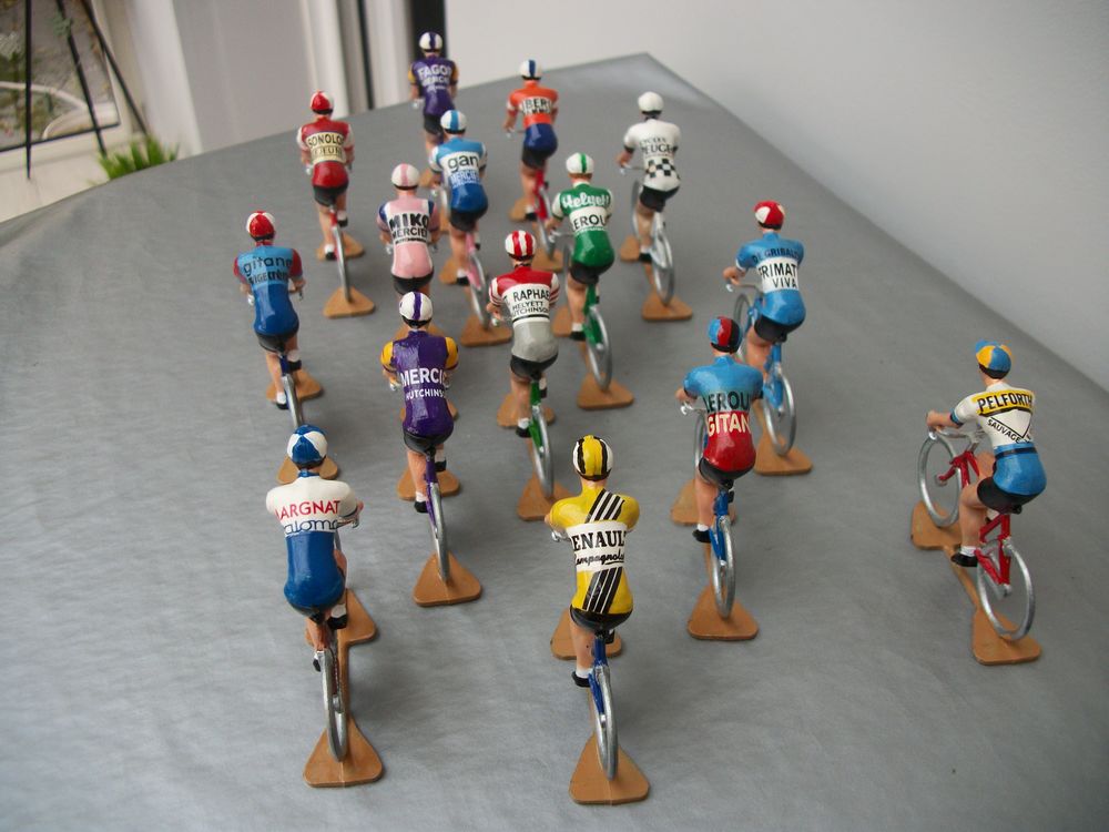 Cyclistes. Miniatures. Figurine. Diorama. Jouets. 