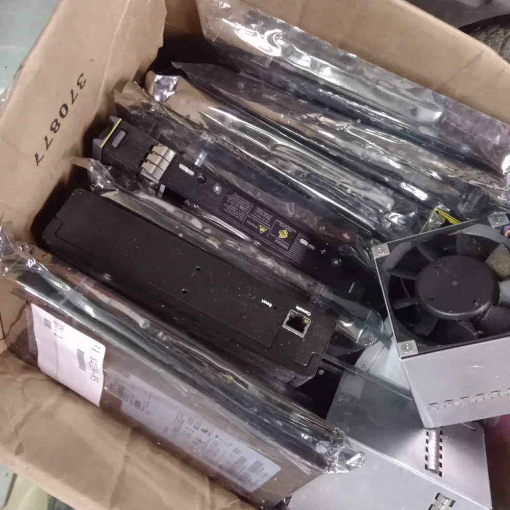 Serveur Cisco avec tout le mat&eacute;riel c&acirc;bles et disques durs Matériel informatique