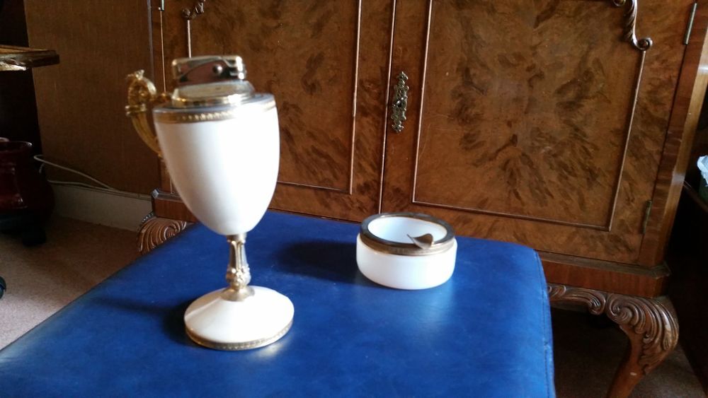 Ensemble briquet et cendrier 