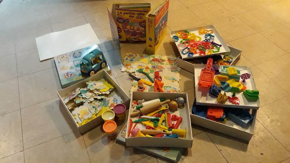  PLAY-DOH - LA PETITE VILLE DE PIERRE ET JULIETTE Jeux / jouets