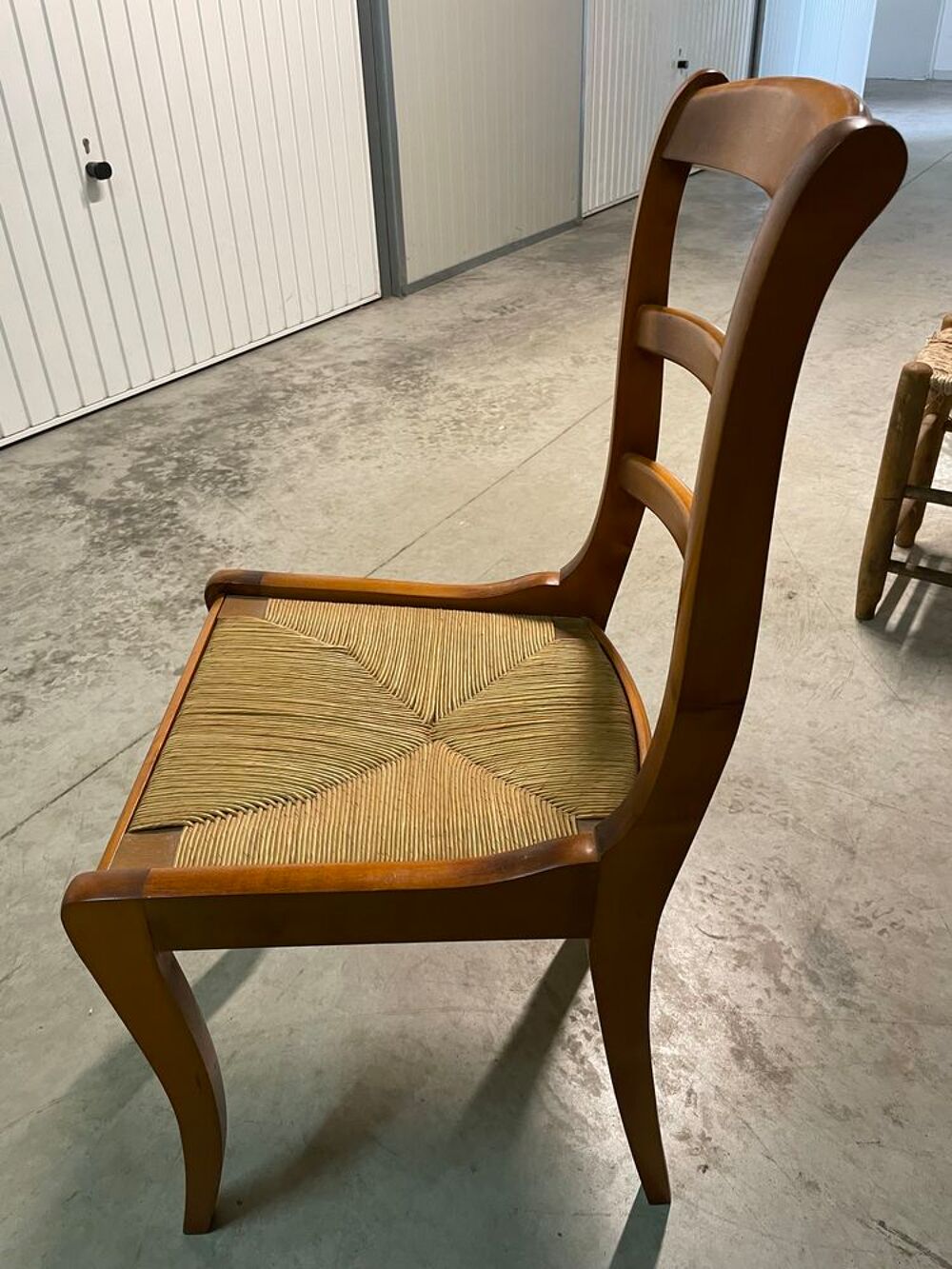 Chaise r&eacute;cente en bois assise paill&eacute;e Meubles