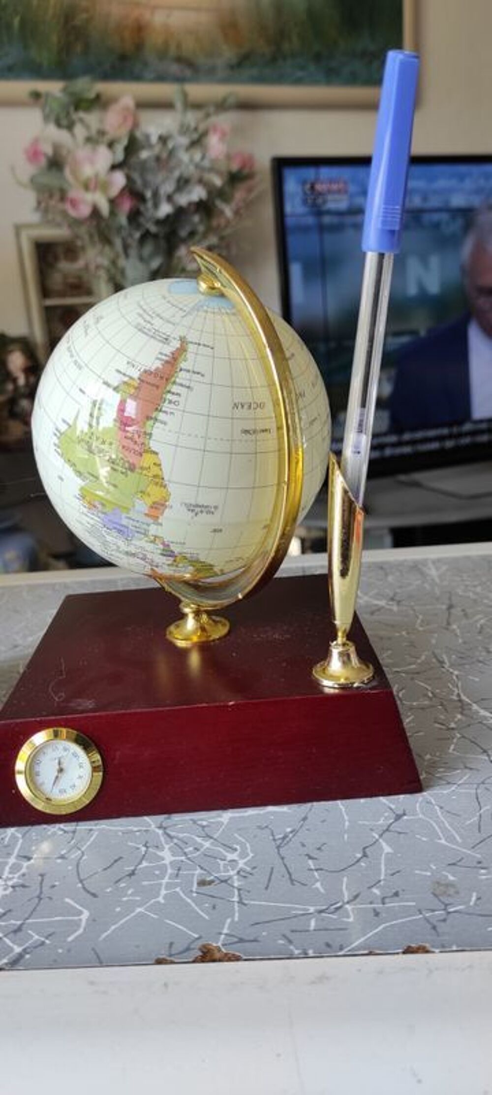 pendule sur mappemonde porte stylo
METTRE UNE PILE Décoration