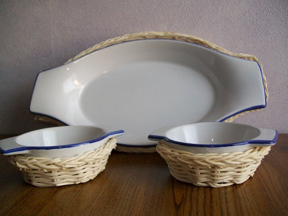 Lot 3 plats porcelaine dans corbeilles tress&eacute;es, neufs Cuisine