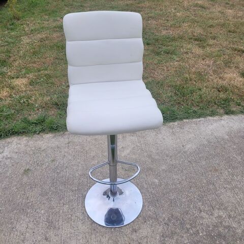 CHAISES HAUTES PIED TULIPE 110 Saintes (17)