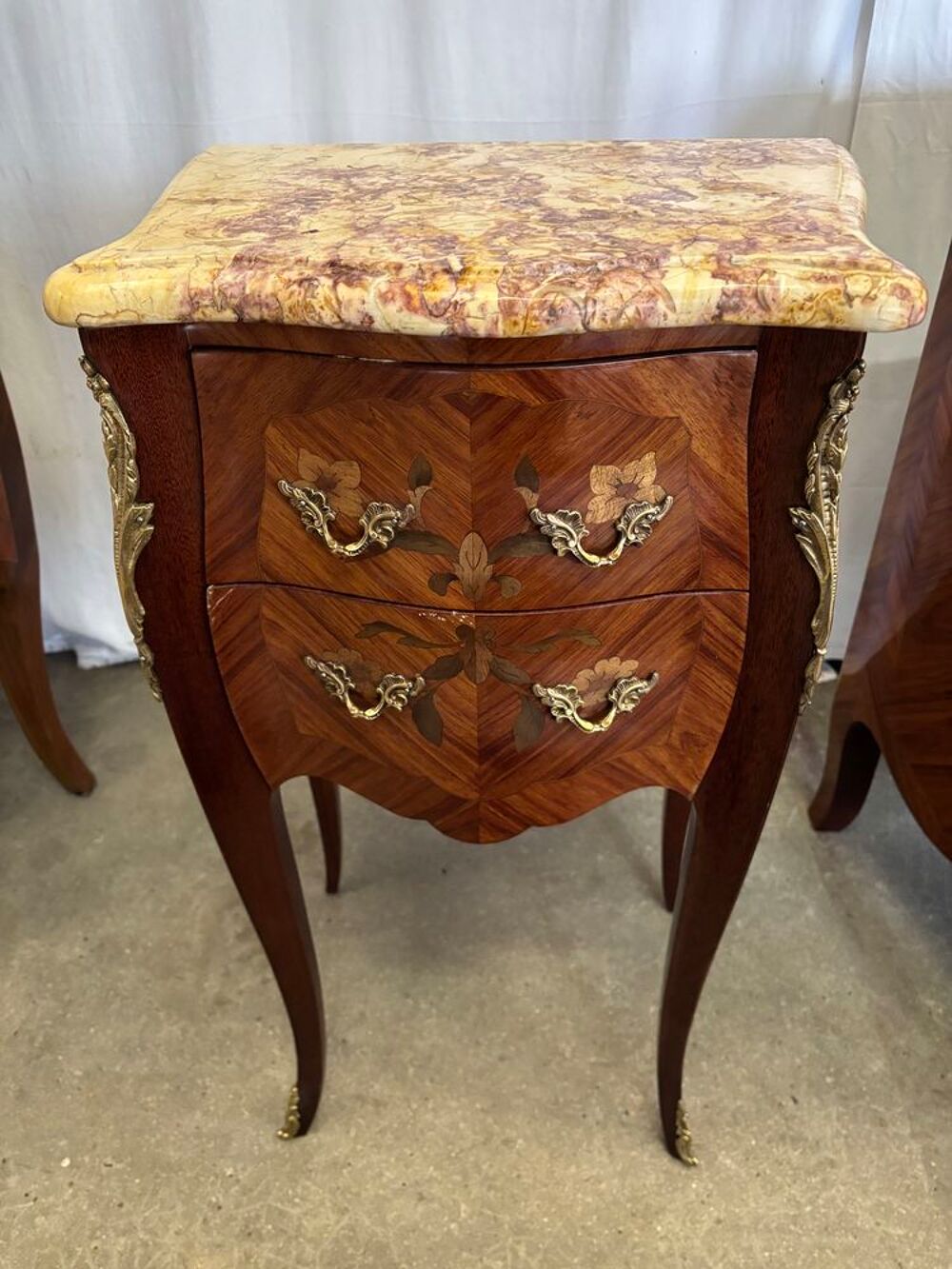 Ensemble Louis XV ? Commode galb&eacute;e &amp; paire de chevets Meubles