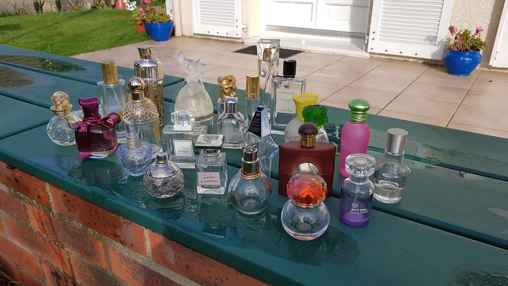 
FLACONS DE PARFUM VIDES POUR COLLECTION Décoration