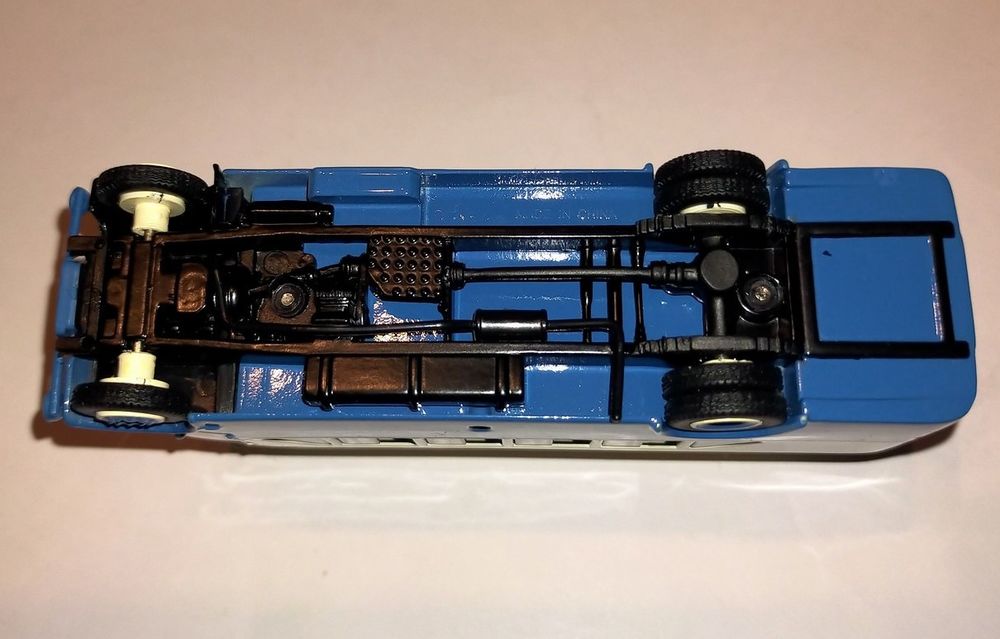 Bus miniature bleu &agrave; imp&eacute;riale 1/76
Jeux / jouets