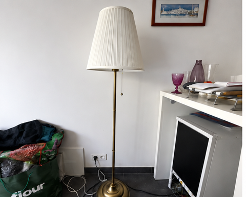 Lampadaire doré avec abat-jour blanc, bon état. Toulouse (31)