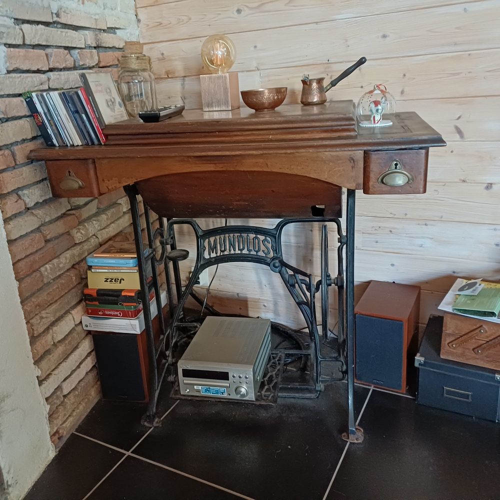 Ancien meuble avec machine &agrave; coudre 
Meubles