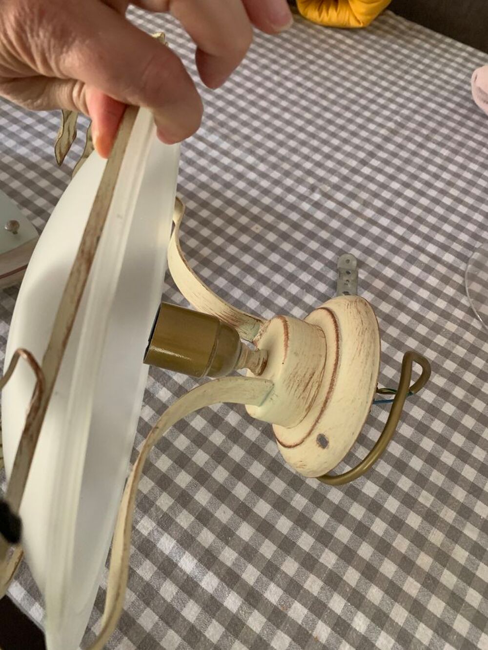 Plafonnier en verre opaline et fer forg&eacute; Décoration
