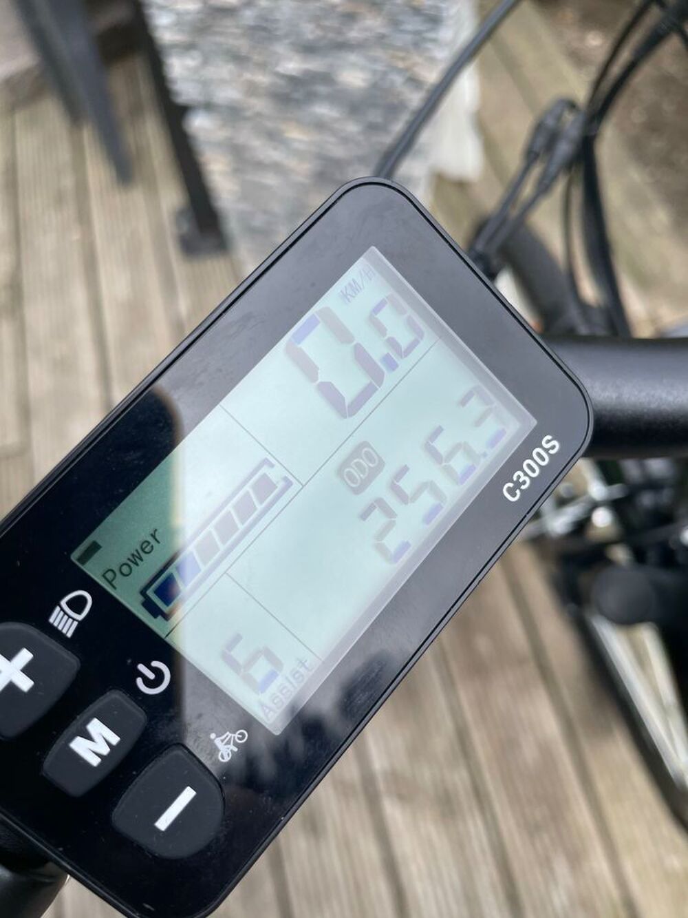 v&eacute;lo &eacute;lectrique blanc Vélos