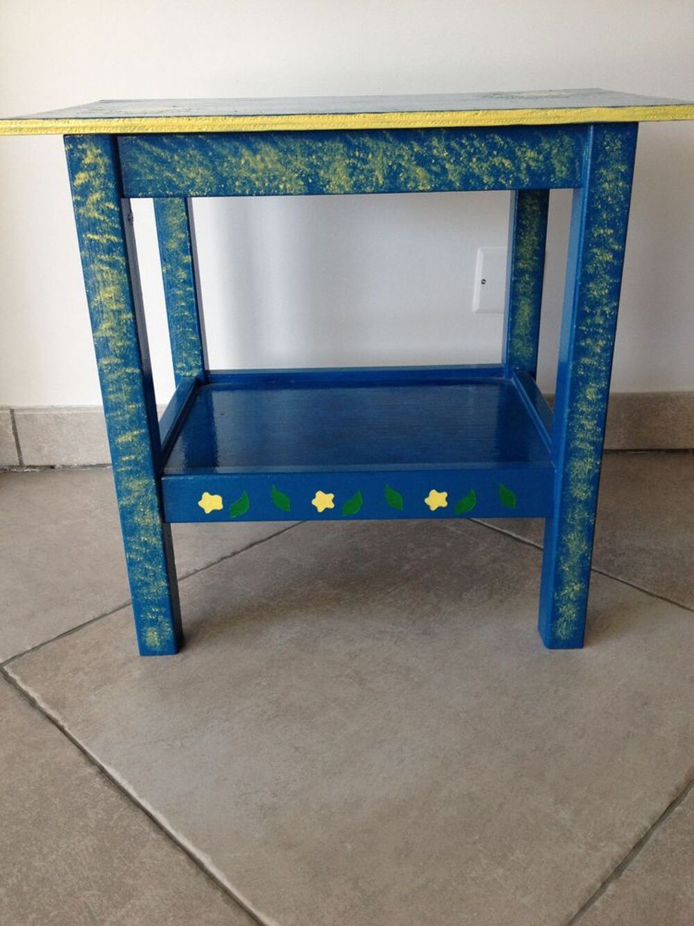 Petite table en bois peint Meubles
