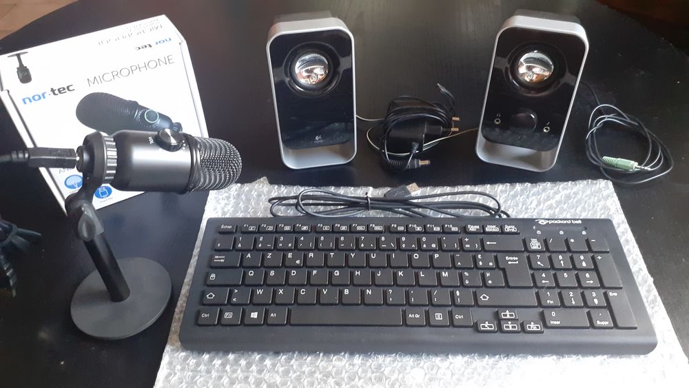 Lot informatique : Clavier avec enceintes et micro Matériel informatique