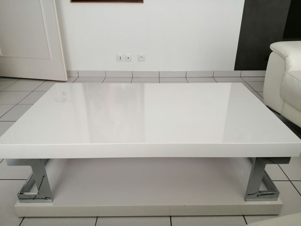 Table basse laqu&eacute;e blanc, finition chrom&eacute;e Meubles