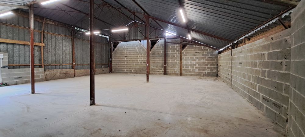 Location Remise/Grange Hangar de 170m² pour stockage ou activité artisanale Villevêque