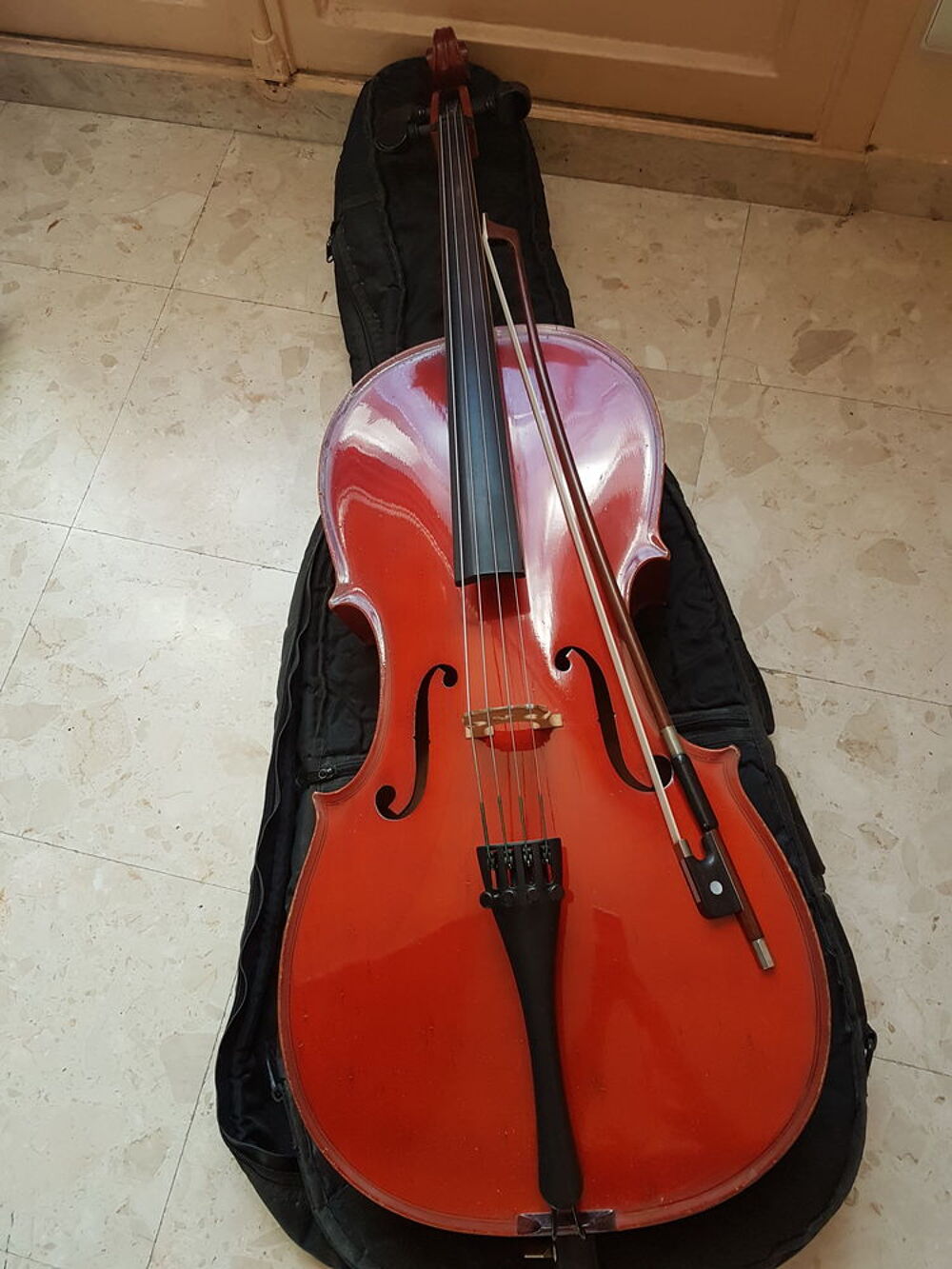 Vends violoncelle 1/2 SUZUKI tr&egrave;s bon &eacute;tat enti&egrave;rement r&eacute;vis&eacute;
Instruments de musique