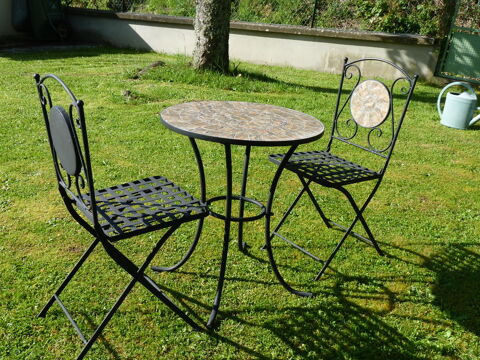 Salon de jardin en fer forgé et carreaux de céramique 120 Ambert (63)