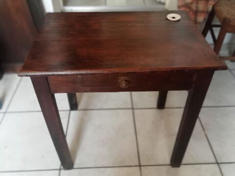 Petit bureaux d'enfant avec son encrier en porcelaine . 30 Civrac-de-Blaye (33)