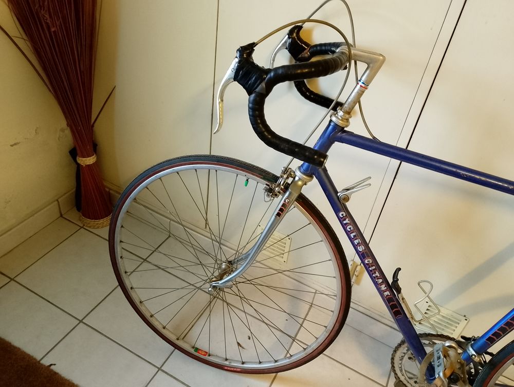  V&eacute;lo de route Cycles Gitane, taille 54. Sports