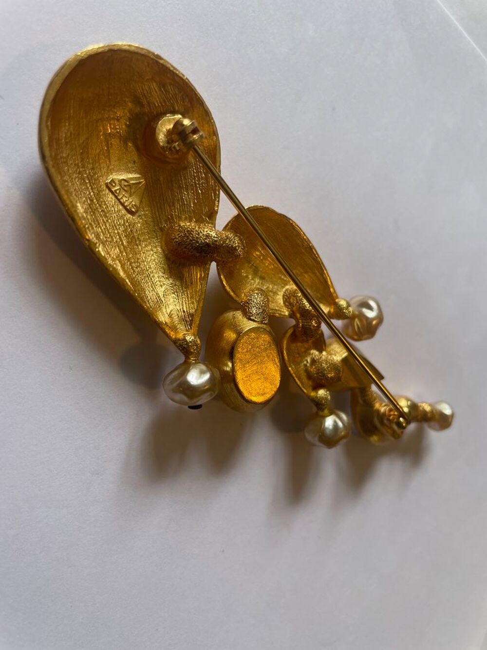 Broche &eacute;pi dor&eacute; GM strass crystal ANTIGONA Bijoux et montres