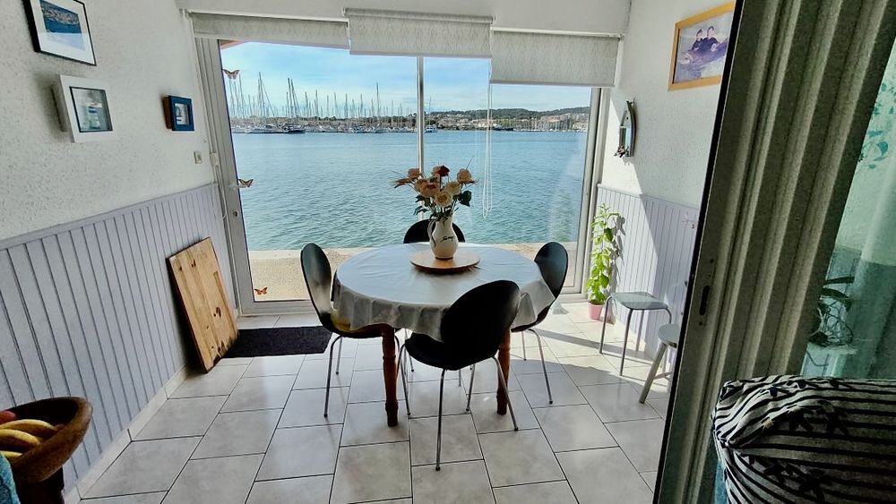 Vente Appartement LE CAP D'AGDE : ÎLE DES PÊCHEURS: Situé face au port, appartement DUPLEX donnant sur le quai, composé de deux niveaux. Le cap d agde