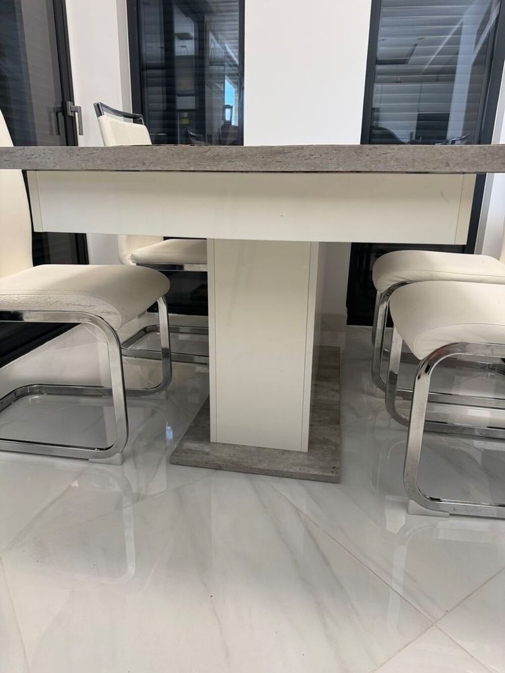 Table &agrave; manger avec 4 chaise Meubles