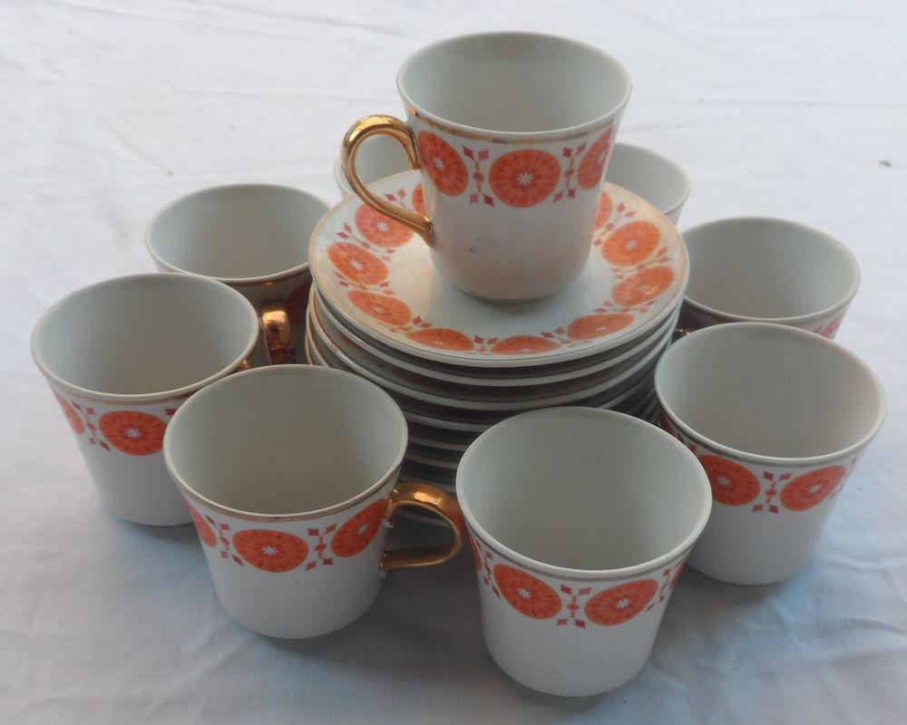 Service &agrave; caf&eacute; neuf en porcelaine blanche &agrave; fleur surlign&eacute;e Cuisine