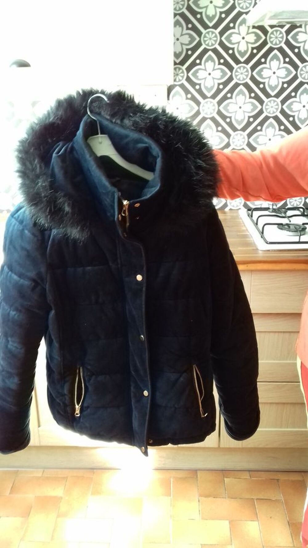 bonjour un blouson avec capuche bleue nuit bon etat V�tements