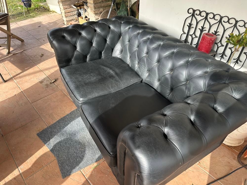 Canap&eacute; Chesterfield, noir, 2 personnes. Meubles