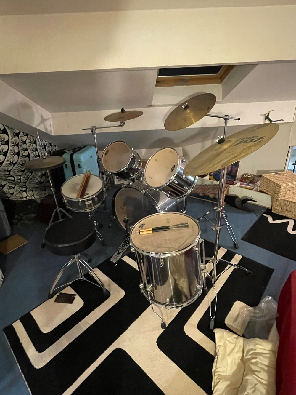 Batterie pearl chrom&eacute;e et 3 cymbales Instruments de musique