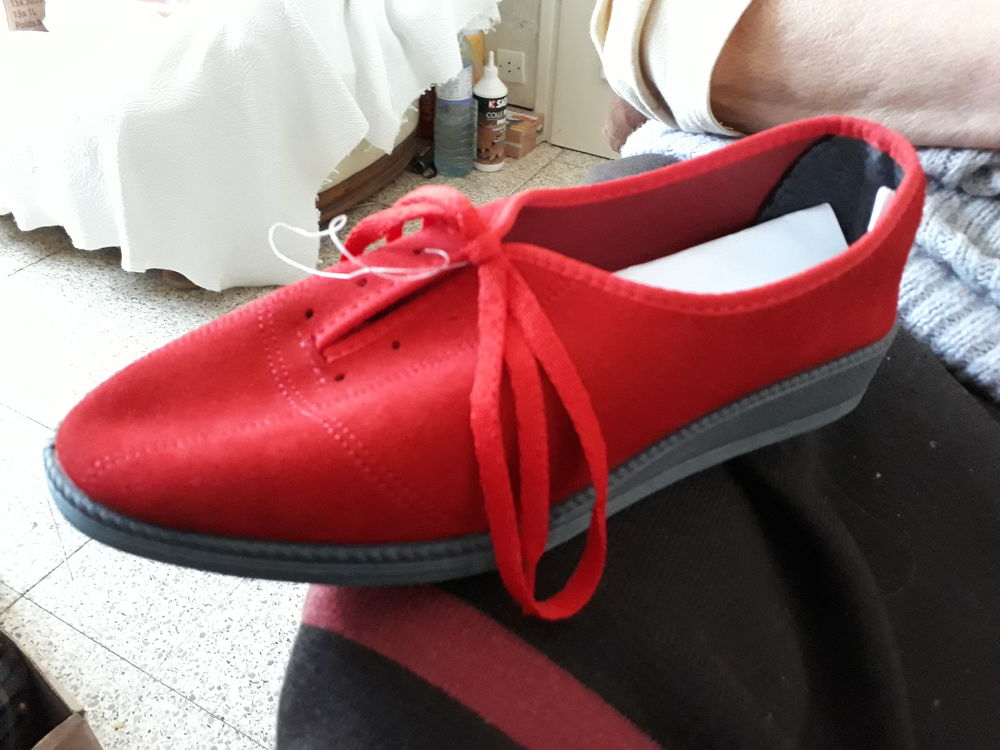 CHAUSSURES NUBUCK TAILLE 38 ROUGES NEUVES Chaussures