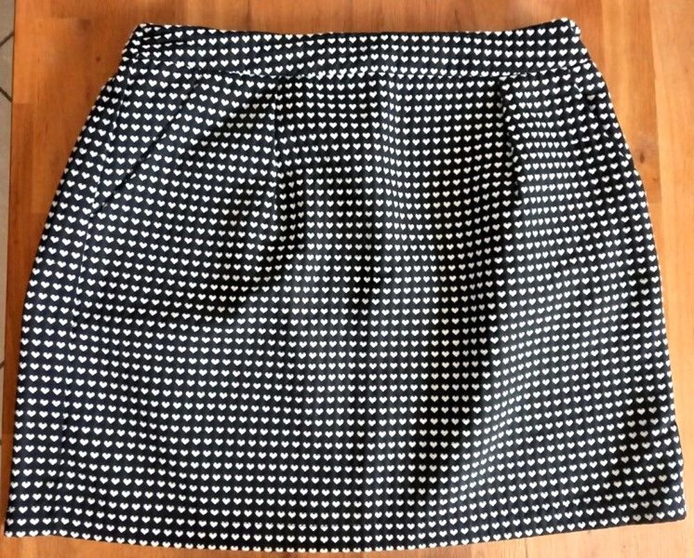 Jupe Noir avec c?urs
Vêtements
