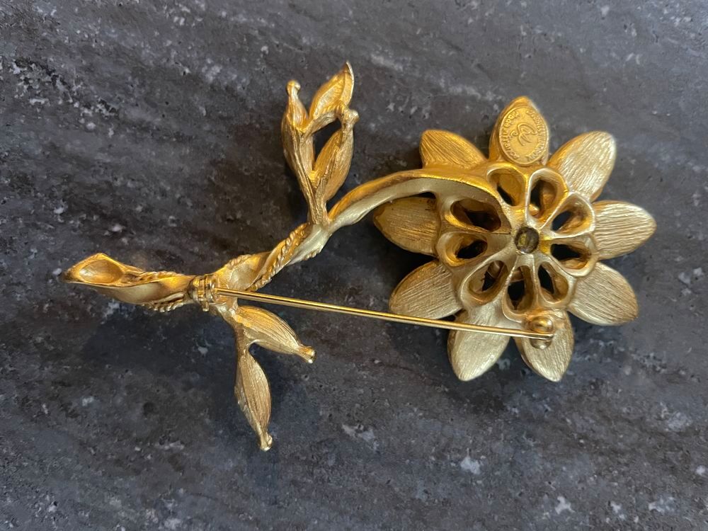 Broche fleur P&eacute;tales turquoise strass C.LACROIX Bijoux et montres