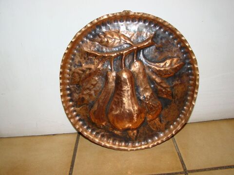 Plat ancien en cuivre repouss�  - ann�es 1930 / 1940 40 Gargenville (78)