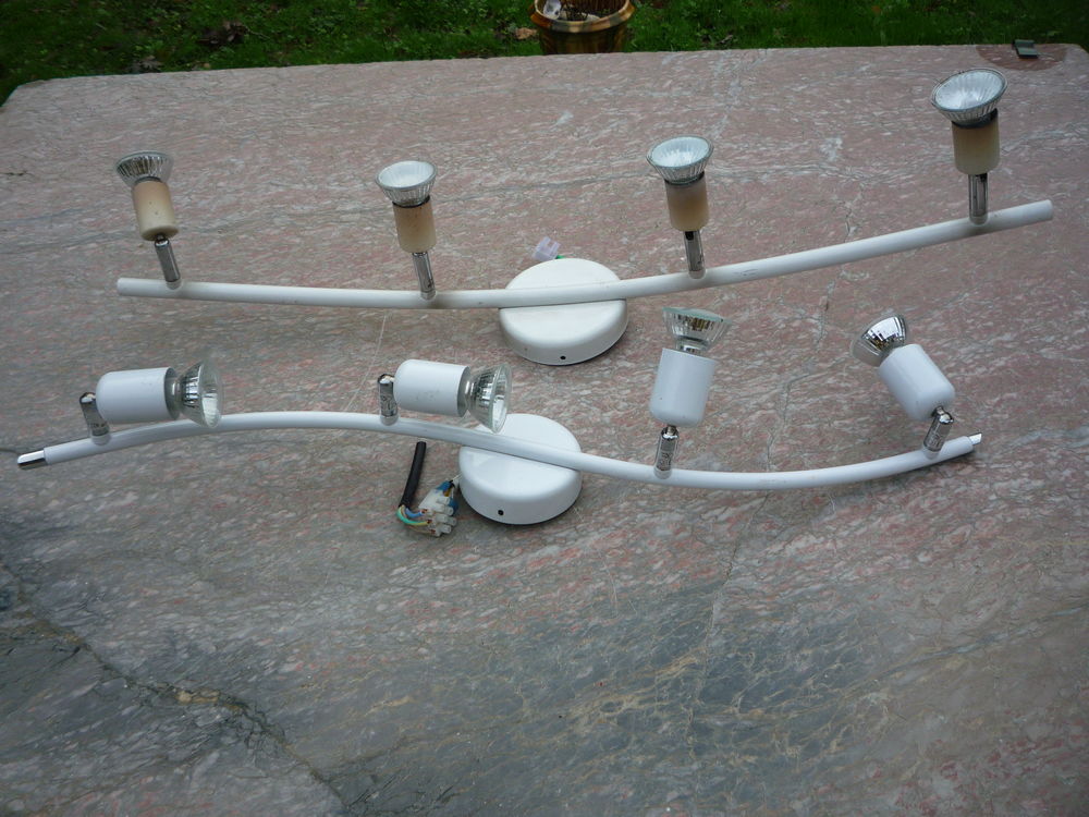 Lustre/plafonnierbarre articul&eacute;e spot
70cm /77cm
15€ pi&egrave;ce Décoration