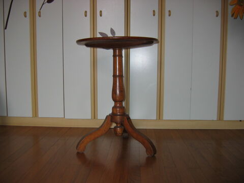 Petit gu�ridon en bois clair. 75 Le Vernois (39)