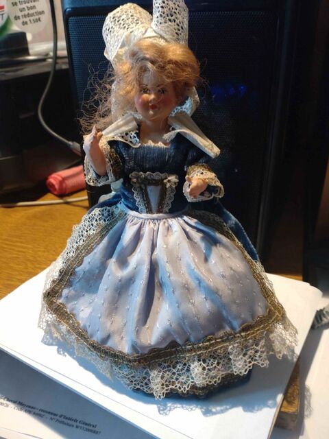 POUP�ES FOLKLORIQUES ANCIENNES  REGION PONT AVEN 5 Laval (53)