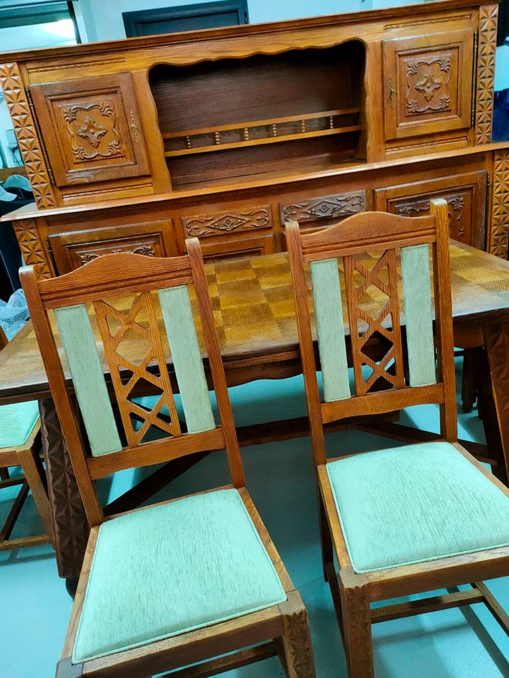 MEUBLES
Salle &agrave; manger
Table de cuisine
Armoire merisier. Meubles