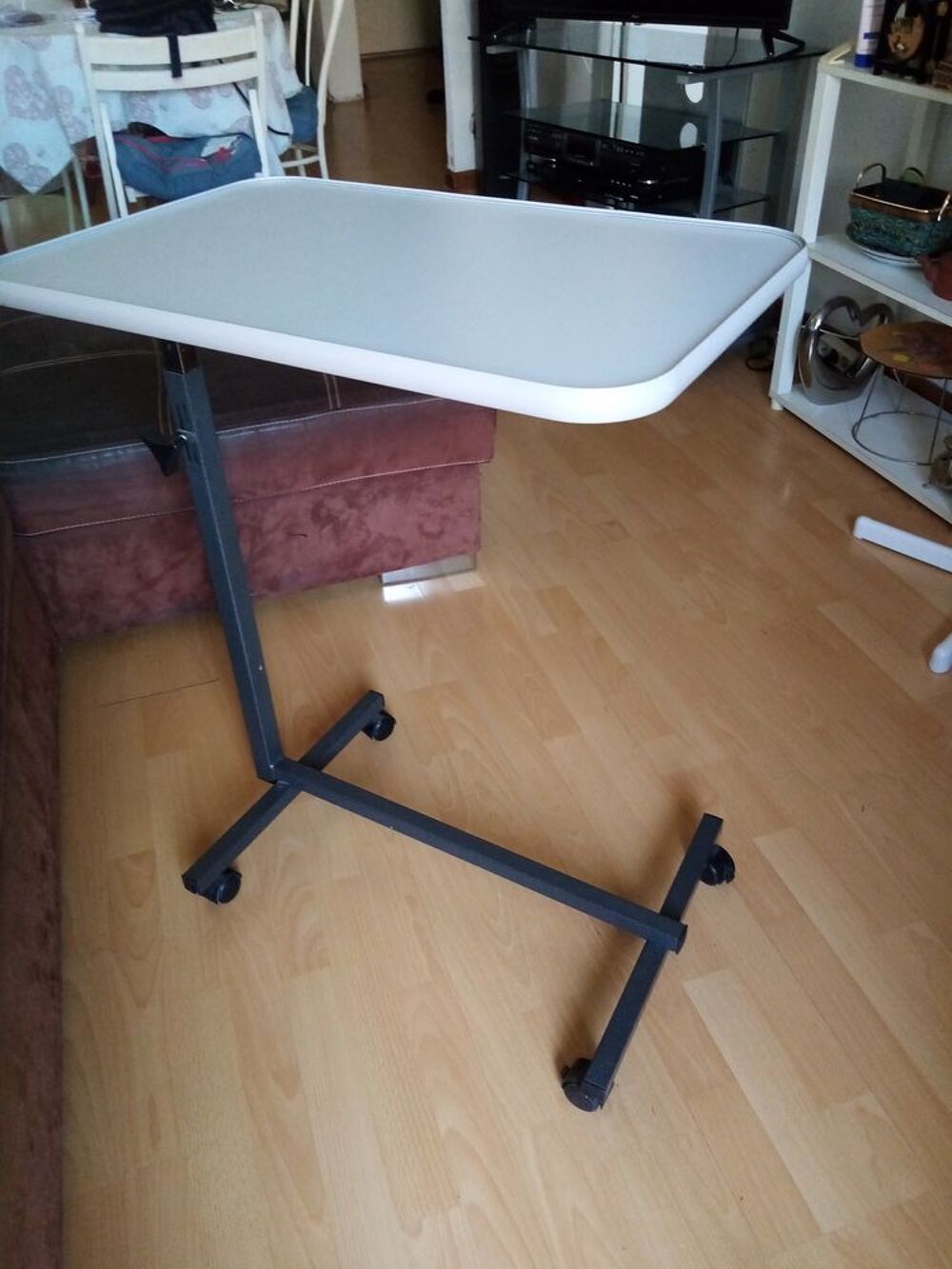 Table d'appoint sur roulette pour personne alit&eacute; ou autre Meubles