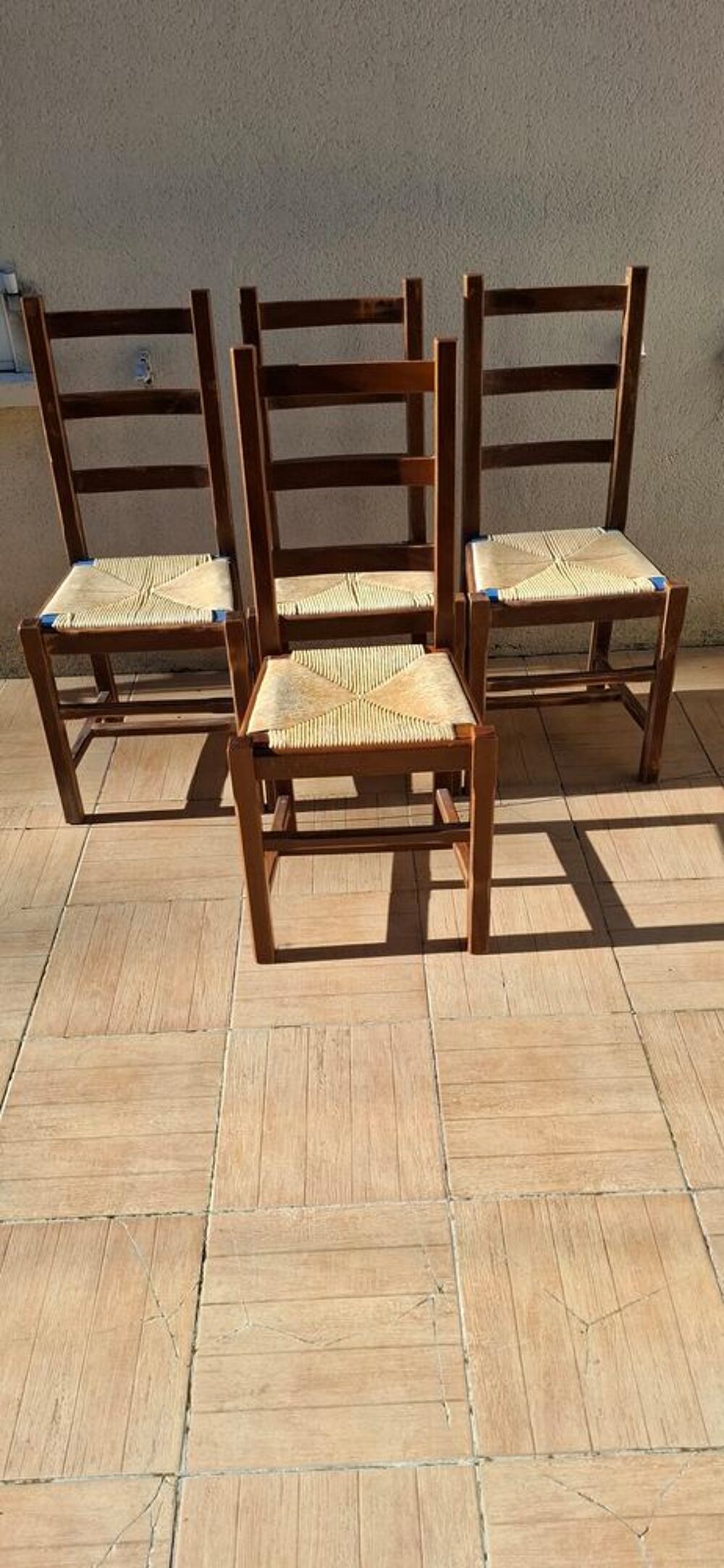 Lot de 4 chaises rustiques solides en bon &eacute;tat
Meubles