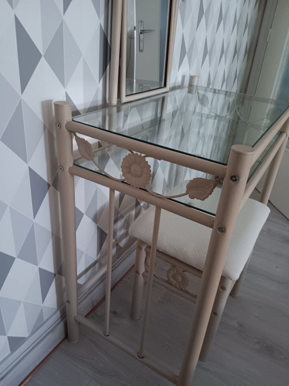 Coiffeuse et son tabouret imitation fer forg&eacute; beige Meubles