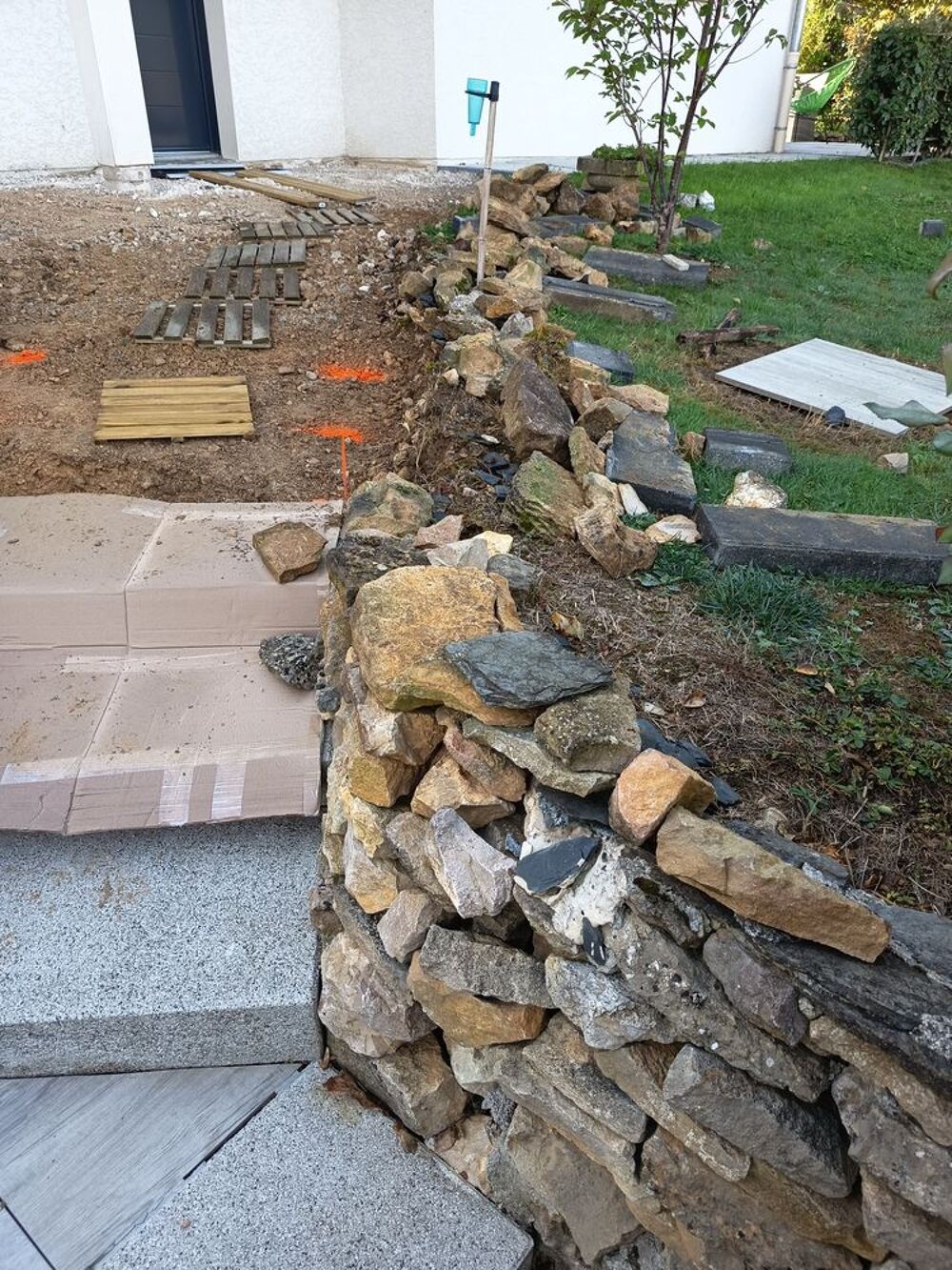   Cherche maçon pour réaliser un ou plusieurs murs en pierrè.
