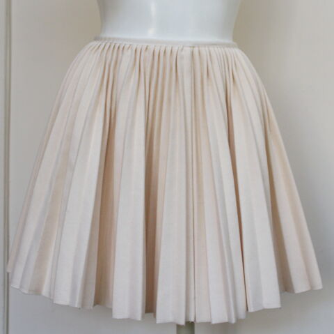Jupe plisse ivoire MONCLER
modle Jupe Safran Gonna 250 Issy-les-Moulineaux (92)